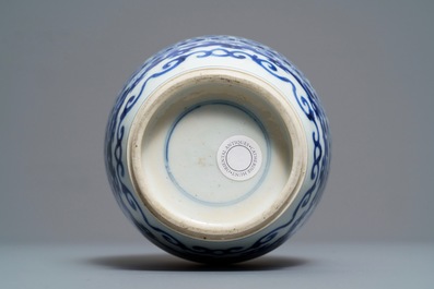 Une bo&icirc;te &agrave; th&eacute; en porcelaine de Chine bleu et blanc &agrave; monture en argent, Kangxi