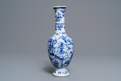 Un vase de forme bouteille en porcelaine de Chine bleu et blanc, Kangxi