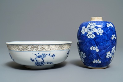 Een gevarieerd lot Chinees blauwwit porselein, Kangxi