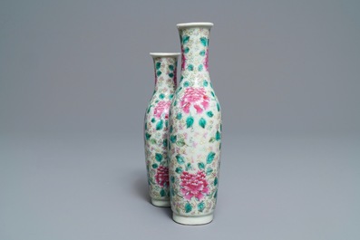 Un vase jumeau en porcelaine de Chine famille rose, 19&egrave;me