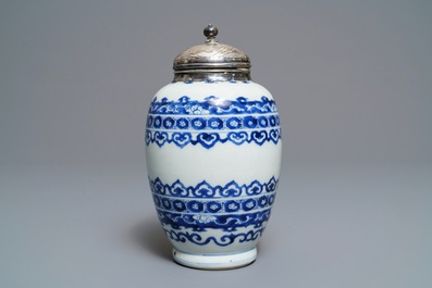 Une bo&icirc;te &agrave; th&eacute; en porcelaine de Chine bleu et blanc &agrave; monture en argent, Kangxi