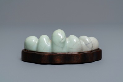 A Chinese ge-glazed brush rest, Qianlong mark, 19/20th C.