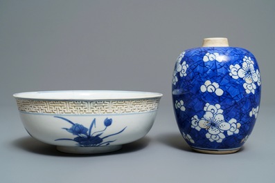 Un lot vari&eacute; en porcelaine de Chine bleu et blanc, Kangxi