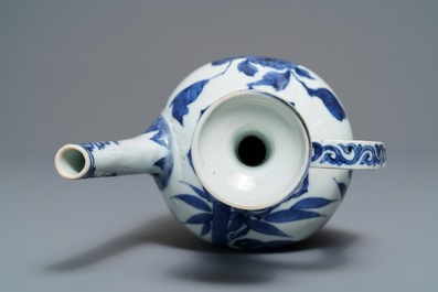 Une verseuse en porcelaine Arita de Japon en bleu et blanc, Edo, 17&egrave;me