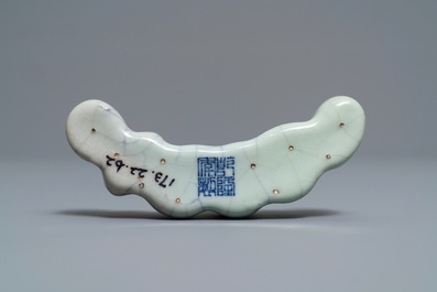 Un repose-pinceaux en porcelaine de Chine de type ge, marque de Qianlong, 19/20&egrave;me