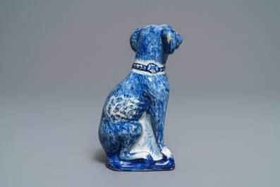 Un mod&egrave;le d'un chien en fa&iuml;ence de Delft bleu et blanc, 1&egrave;re moiti&eacute; du 18&egrave;me