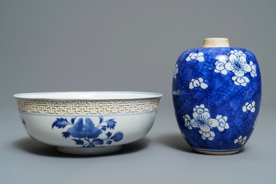 Un lot vari&eacute; en porcelaine de Chine bleu et blanc, Kangxi