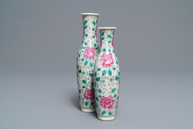 Un vase jumeau en porcelaine de Chine famille rose, 19&egrave;me