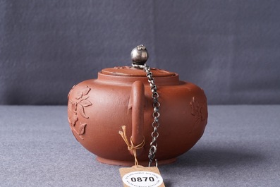 Een Delftse yixing-stijl theepot met zilveren montuur in rood aardewerk, 1e kwart 18e eeuw