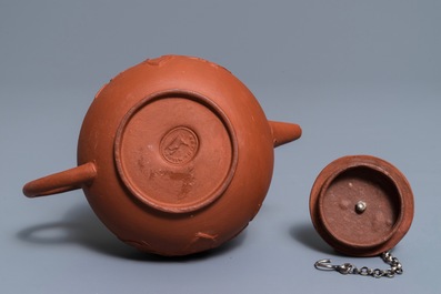 Een Delftse yixing-stijl theepot met zilveren montuur in rood aardewerk, 1e kwart 18e eeuw