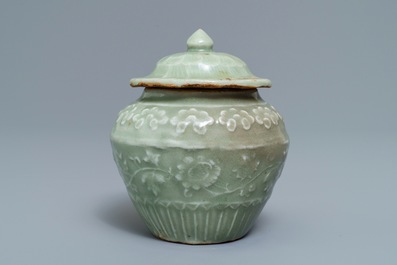 Een Chinees Longquan celadon dekselvaasje met reli&euml;fdecor, Ming