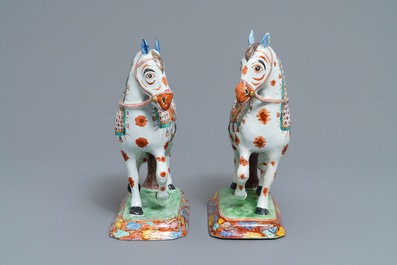 Een fraai paar polychrome Delftse petit feu en vergulde modellen van paarden, 1e helft 18e eeuw