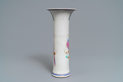 Un vase en porcelaine de Chine famille rose &agrave; d&eacute;cor du 'Perroquet perch&eacute;', Yongzheng