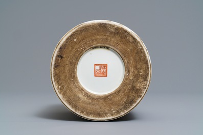 A Chinese grisaille and iron red brush pot, Ju Ren Tang merk, Republic, 20th C.