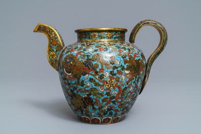 Een Chinese cloisonn&eacute; schenkkan met boeddhistische leeuwen, Ming