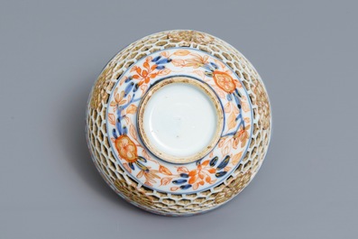 Un bol ajour&eacute; &agrave; double parois en porcelaine de Chine de style Imari, Kangxi