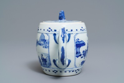 Een Chinese blauwwitte theepot met landschapsdecor, Kangxi