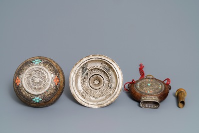 Une &eacute;p&eacute;e &agrave; poign&eacute;e en jade, un flacon et un bol couvert en argent incrust&eacute; de corail et turquoise, Tibet, 19&egrave;me