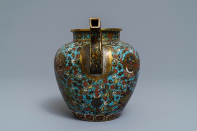 Een Chinese cloisonn&eacute; schenkkan met boeddhistische leeuwen, Ming