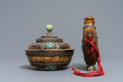 Une &eacute;p&eacute;e &agrave; poign&eacute;e en jade, un flacon et un bol couvert en argent incrust&eacute; de corail et turquoise, Tibet, 19&egrave;me