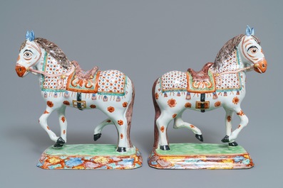 Een fraai paar polychrome Delftse petit feu en vergulde modellen van paarden, 1e helft 18e eeuw