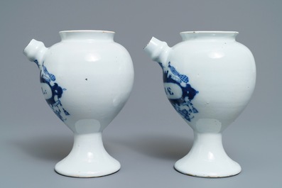 Een paar blauwwitte Delftse siroopkannen, 18e eeuw