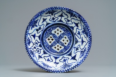 Een grote blauwwitte kwispedoor of vergiet, Qajar, Iran, 19e eeuw