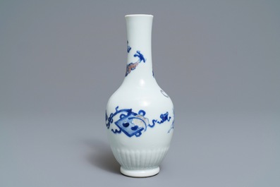 Un vase en porcelaine de Chine bleu, blanc et rouge &agrave; d&eacute;cor d'un dragon, Kangxi