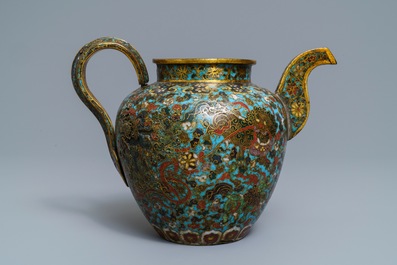 Een Chinese cloisonn&eacute; schenkkan met boeddhistische leeuwen, Ming