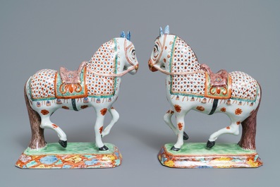 Een fraai paar polychrome Delftse petit feu en vergulde modellen van paarden, 1e helft 18e eeuw