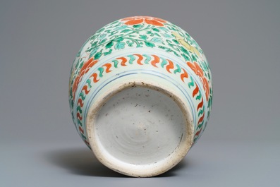 Un pot en porcelaine de Chine wucai &agrave; d&eacute;cor de gar&ccedil;ons et pivoines, &eacute;poque Transition