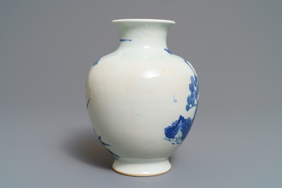 Un vase en porcelaine de Chine bleu et blanc &agrave; d&eacute;cor de 'La Romance de la chambre de l'ouest', 19&egrave;me