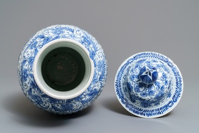 Un vase couvert en porcelaine de Chine bleu et blanc &agrave; d&eacute;cor floral, Kangxi