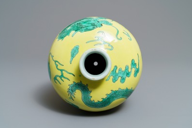 Un vase de forme meiping en porcelaine de Chine &agrave; d&eacute;cor de dragons en vert et jaune, 19/20&egrave;me