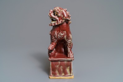 Un mod&egrave;le d'un lion bouddhiste en porcelaine de Chine monochrome sang de boeuf, 19&egrave;me