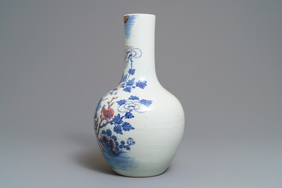 Un vase en porcelaine de Chine bleu, blanc et rouge &agrave; d&eacute;cor de coqs, 19&egrave;me
