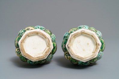 Une paire de vases en biscuit &eacute;maill&eacute; vert, Kangxi