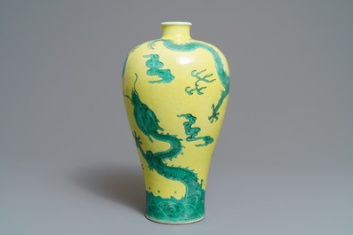 Un vase de forme meiping en porcelaine de Chine &agrave; d&eacute;cor de dragons en vert et jaune, 19/20&egrave;me