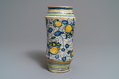 Een polychrome majolica albarello met 'a foglie' decor, Lyon of Montpellier, 16e eeuw