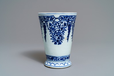 Un gobelet en porcelaine de Chine bleu et blanc d'apr&egrave;s un mod&egrave;le en argent, Kangxi