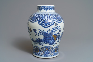 Een Chinese blauwwitte en vergulde vaas met floraal decor, Kangxi