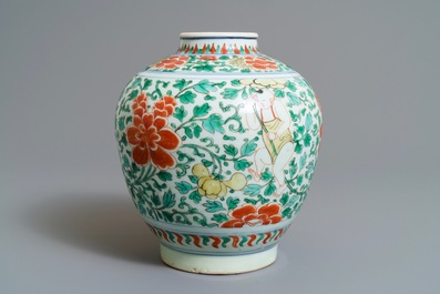 Un pot en porcelaine de Chine wucai &agrave; d&eacute;cor de gar&ccedil;ons et pivoines, &eacute;poque Transition