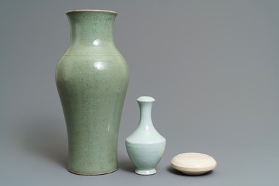 Deux vases en porcelaine de Chine monochrome et une bo&icirc;te en blanc de Chine de Dehua, 18/19&egrave;me