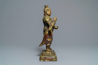 Een grote Chinese koud beschilderde bronzen figuur van een tempelwachter, Ming