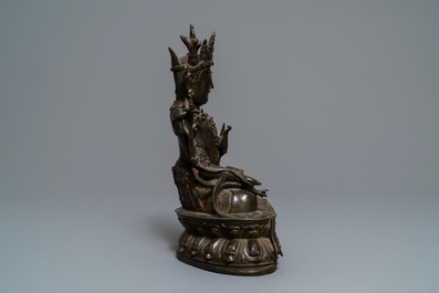 Een Chinese Ming-stijl bronzen figuur van Boeddha, Qianlong