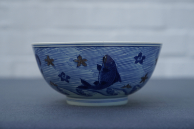 Un bol en porcelaine de Chine bleu, blanc et rouge de cuivre aux carpes et cr&eacute;atures marines, marque de Xuande, Kangxi