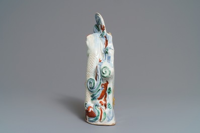 Un vase &agrave; suspendre en forme de carpe en porcelaine Arita de Japon, Edo, 18&egrave;me