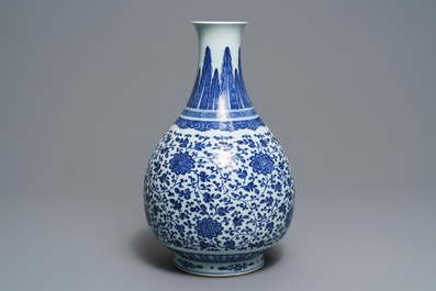 Een Chinese blauwwitte flesvormige vaas met pioenslingers, Qianlong