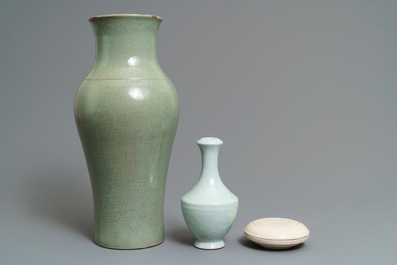 Deux vases en porcelaine de Chine monochrome et une bo&icirc;te en blanc de Chine de Dehua, 18/19&egrave;me