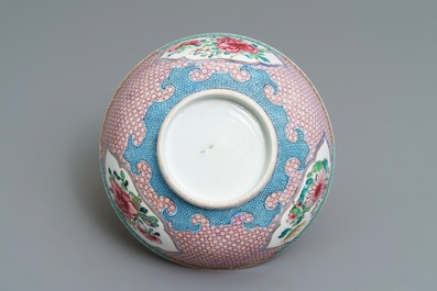 Un bol en porcelaine de Chine famille rose coquille d'oeuf &agrave; d&eacute;cor floral, Yongzheng